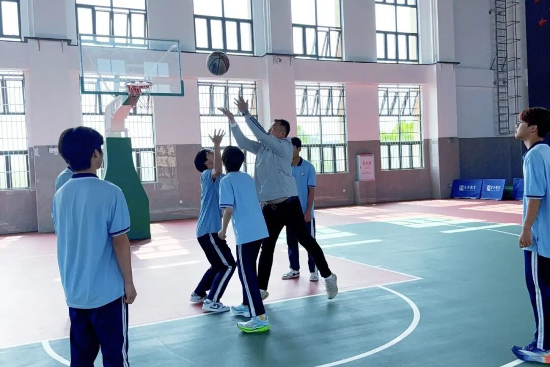 学生篮球课实拍